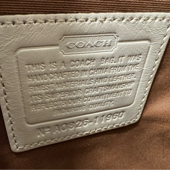 Coach Carly Hobo bag. - Picture 3 of 7